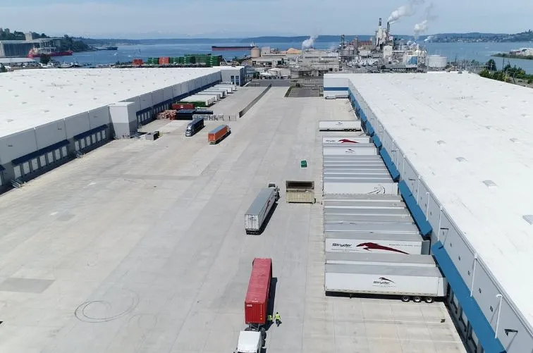 Cross-Docking vs Transloading: 5 Key Differences Between Them